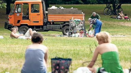 Volle Parks, volle Container. Im Volkspark Friedrichshain quellen die XL-Metallgitterkörbe nach jedem Wochenende über. In den meisten anderen Parks der Stadt sieht es ähnlich aus.