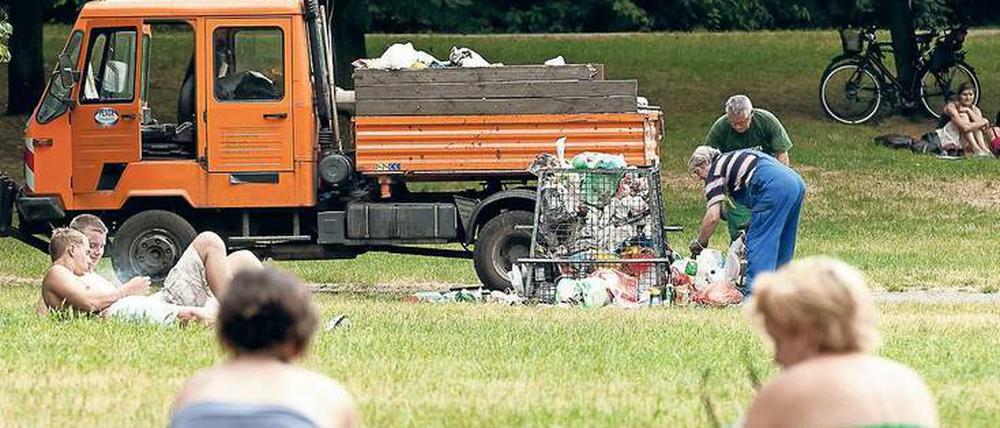 Volle Parks, volle Container. Im Volkspark Friedrichshain quellen die XL-Metallgitterkörbe nach jedem Wochenende über. In den meisten anderen Parks der Stadt sieht es ähnlich aus.