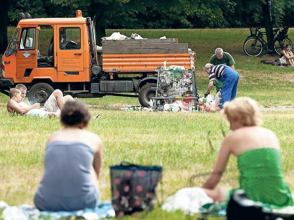 Volle Parks, volle Container. Im Volkspark Friedrichshain quellen die XL-Metallgitterkörbe nach jedem Wochenende über. In den meisten anderen Parks der Stadt sieht es ähnlich aus.