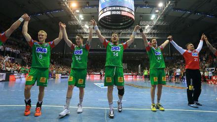 Die Magdeburger Spieler Matthias Musche (l-r), Michael Damgaard, Jacob Baggersted, Michael Haaß und Dario Quenstedt bejubeln den Sieg gegen Kiel.
