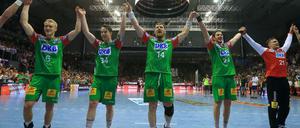 Die Magdeburger Spieler Matthias Musche (l-r), Michael Damgaard, Jacob Baggersted, Michael Haaß und Dario Quenstedt bejubeln den Sieg gegen Kiel.