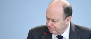 Der neue Chef der Deutschen Bank, John Cryan, räumt auf und trennt sich von Risikokunden. 