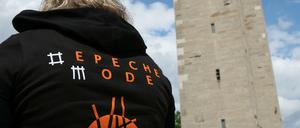 Depeche Mode-Fans aus ganz Europa warten auf den Auftritt ihrer Lieblingsband vor dem Olympiastadion in Berlin-Charlottenburg.