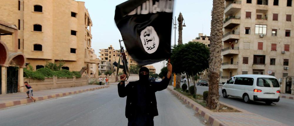 Ein IS-Kämpfer in der syrischen Stadt Raqqa.