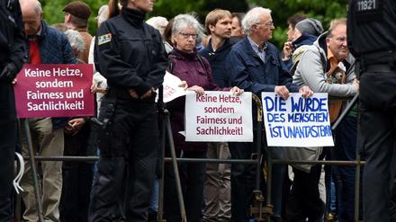 Demonstranten von "Bonn stellt sich quer" forderten am Samstag Fairness und Sachlichkeit.