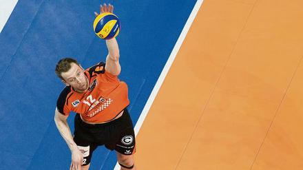 Weiter oben. Diagonalangreifer Paul Carroll spielt nach fünf Jahren in Berlin noch zwei weitere für die Volleys. Foto: Imago/Wells