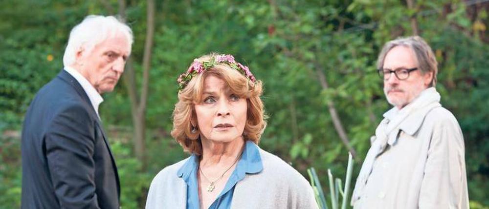 Der oder doch der andere? Nach 43 Jahren wilder Ehe will Betty (Senta Berger) ihren Peter (Günther Maria Halmer, links) heiraten. Doch die Daueraffäre mit Leo (Michael Wittenborn) macht die Angelegenheit kompliziert. Foto: ZDF