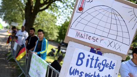 Flüchtlinge protestiert am 12.05.2016 in Düsseldorf mit einem Plakat «Bitte, gebt uns nicht auf!» gegen ihre Unterbringung in einer Traglufthalle. 
