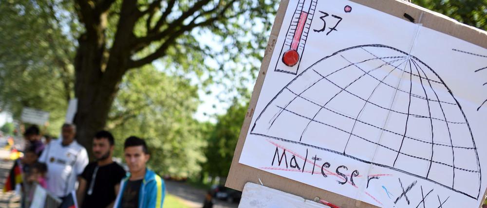 Flüchtlinge protestiert am 12.05.2016 in Düsseldorf mit einem Plakat «Bitte, gebt uns nicht auf!» gegen ihre Unterbringung in einer Traglufthalle.