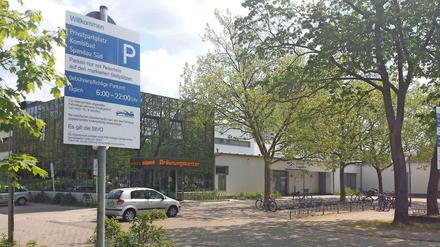 Auch der Parkplatz des Kombibades an der Gatower Straße ist jetzt gebührenpflichtig.