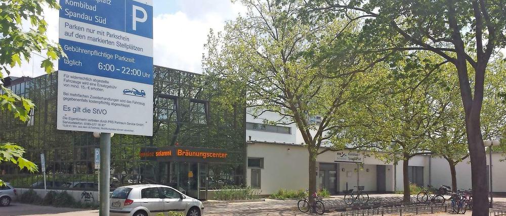 Auch der Parkplatz des Kombibades an der Gatower Straße ist jetzt gebührenpflichtig.