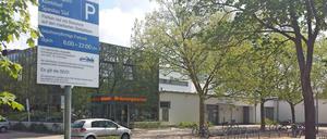 Auch der Parkplatz des Kombibades an der Gatower Straße ist jetzt gebührenpflichtig.