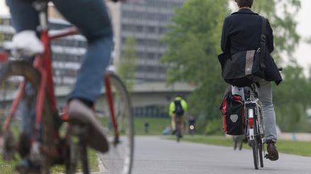 Fahrradfahrer auf einem Fahrradweg. Eine Initiative will 350 Kilometer Fahrradstraßen, 100 Kilometer Radschnellwege und 100 000 Abstellplätze in Berlin.