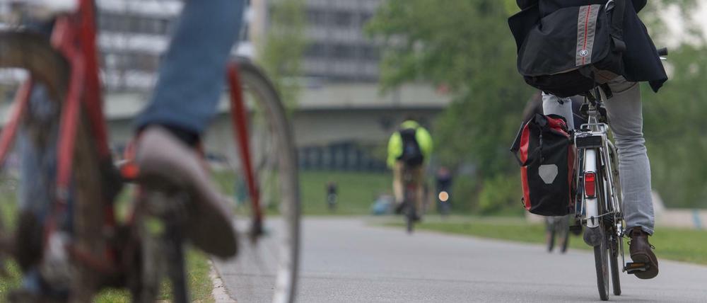 Fahrradfahrer auf einem Fahrradweg. Eine Initiative will 350 Kilometer Fahrradstraßen, 100 Kilometer Radschnellwege und 100 000 Abstellplätze in Berlin.
