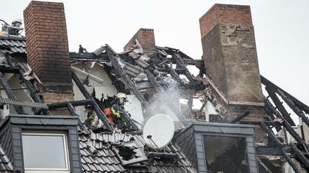 Die Feuerwehr rettete Bewohner aus den oberen Etagen und löschte den Brand in Duisburg.