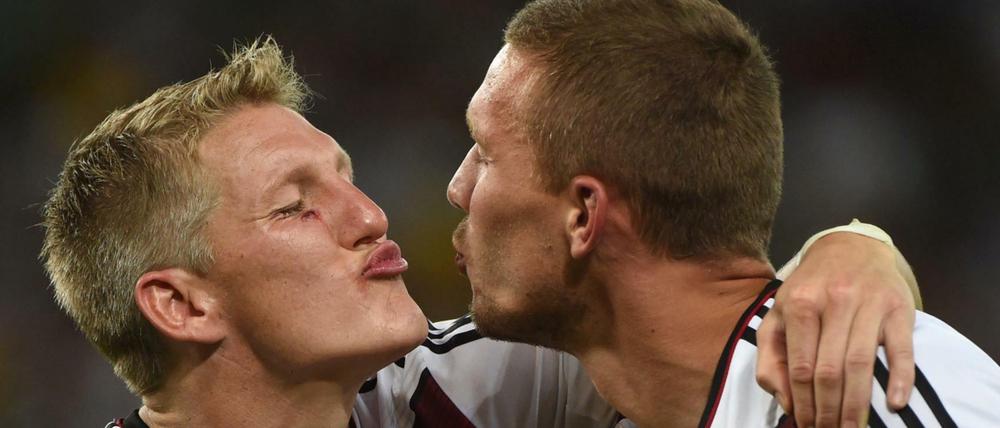 So sahen Sieger aus: Bastian Schweinsteiger und Lukas Podolski feiern den WM-Sieg 2014 in Rio.