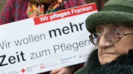 Eine 93-jährige, pflegebedürftige Frau demonstriert in Nürnberg für bessere Arbeitsbedingungen des Personals.