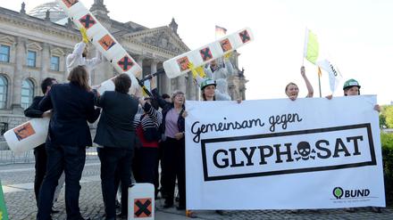 Politiker und Aktivisten der Partei Bündnis 90/Die Grünen und dem Bund für Umwelt und Naturschutz Deutschland demonstrieren vor dem Bundestag gegen den Einsatz des Pflanzenschutzmittels Glyphosat. 