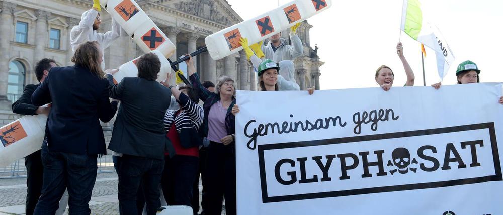Politiker und Aktivisten der Partei Bündnis 90/Die Grünen und dem Bund für Umwelt und Naturschutz Deutschland demonstrieren vor dem Bundestag gegen den Einsatz des Pflanzenschutzmittels Glyphosat. 