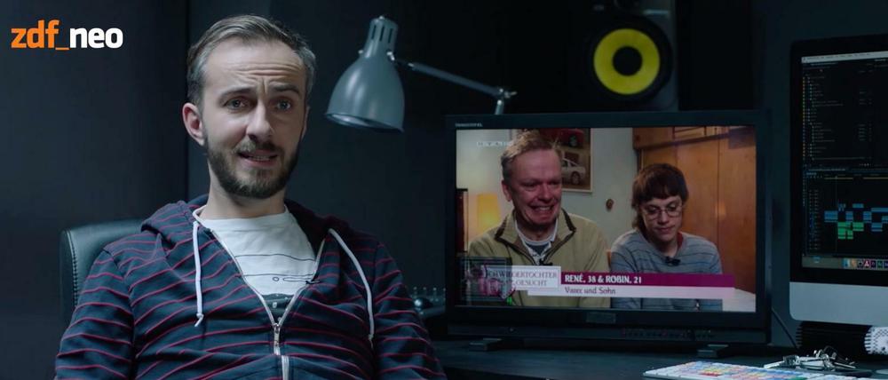 Hashtag Verafake: Jan Böhmermann erläutert in einem Einspieler, wie das „Neo Magazin Royale“ zwei Schauspieler bei „Schwiegertochter gesucht“ eingeschleust hat.