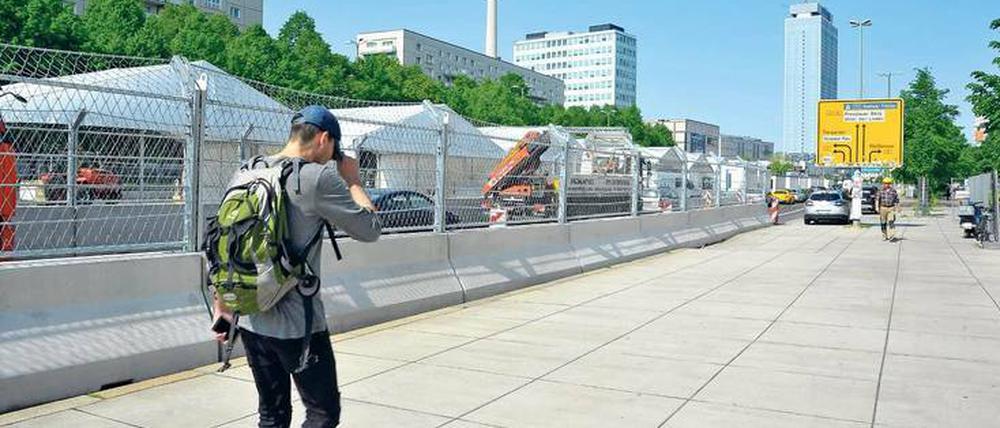 Da guckst du. Mehr als 300 Bauarbeiter sind dabei, die einstige Paradestrecke für das Autorennen der „Formula E“ fit zu machen.