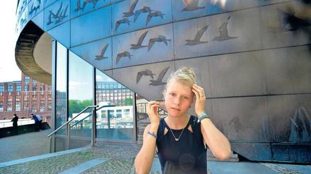Musikerin Alice Phoebe Lou, 22, am Tempelhofer Hafen.