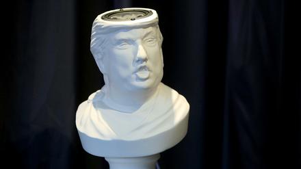 Donald Trump hat Probleme mit dem Inventar. Hier ein Lautsprecher in Gestalt seiner Skulptur. Zum Inventar zählt sich aber auch sein früherer Butler Anthony Senecal, der mit Mordaufrufen gegen Präsident Obama von sich reden macht.