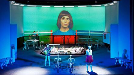 Szene aus "Der Volksfeind" mit Isabel Menke, Sofia Elena Borsan und Becky Lee Walters.
