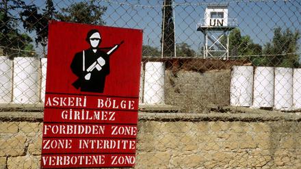 Die Inselrepublik ist nach einem griechischen Putsch und einer türkischen Militärintervention seit 1974 geteilt. 