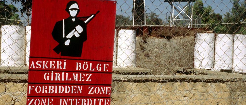 Die Inselrepublik ist nach einem griechischen Putsch und einer türkischen Militärintervention seit 1974 geteilt. 