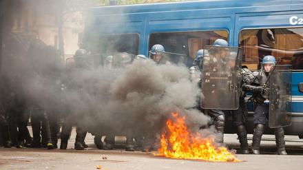 Die Polizei in Paris bei den Massenprotesten gegen die Arbeitsmarktreform am Dienstag. 