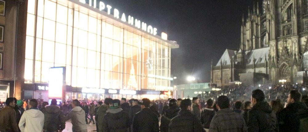 Mit Blick auf die massenhaften Übergriffe in der Silvesternacht in Köln wollen die Länder, dass der Bundestag prüft, wie sexuelle Angriffe aus Gruppen strafrechtlich besser geahndet werden können.