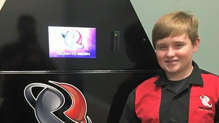 Stolz präsentiert Taylor Rosenthal, 14 und Schüler aus Alabama, seinen Erste-Hilfe-Automaten RecMed.