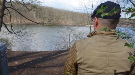 Mittlerweile kann er den Anblick auch genießen, sagt Mirko T., der sechs Monate lang am Schlachtensee gelebt hat. Er möchte nun nicht mehr frontal fotografiert werden, um seine Jobaussichten nicht zu gefährden