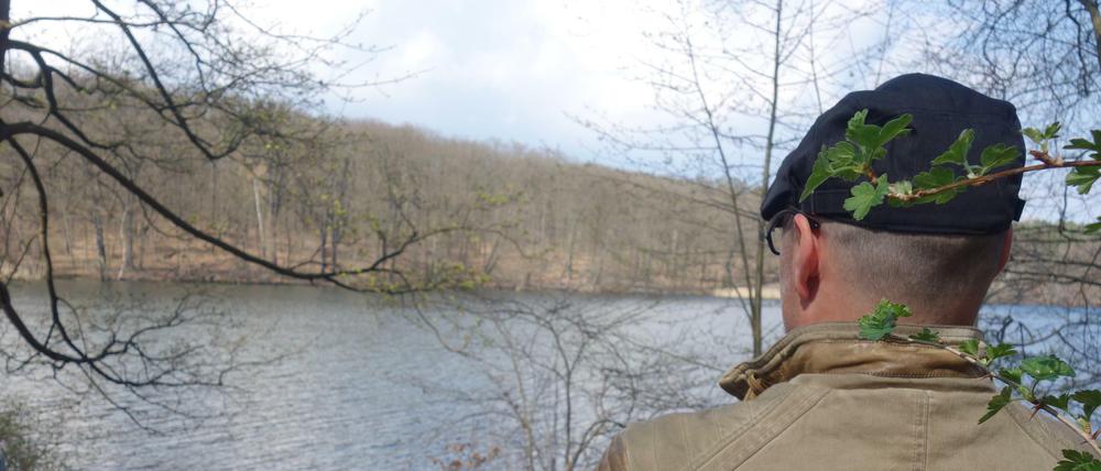 Mittlerweile kann er den Anblick auch genießen, sagt Mirko T., der sechs Monate lang am Schlachtensee gelebt hat. Er möchte nun nicht mehr frontal fotografiert werden, um seine Jobaussichten nicht zu gefährden