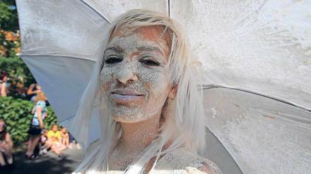 ... es gibt nur passende Kleidung. Und wer wie diese polnische Teilnehmerin beim Karneval 2014 nicht an der Schminke spart, ist gut beraten, auch gleich den Schirm mitzubringen.
