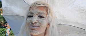 ... es gibt nur passende Kleidung. Und wer wie diese polnische Teilnehmerin beim Karneval 2014 nicht an der Schminke spart, ist gut beraten, auch gleich den Schirm mitzubringen.