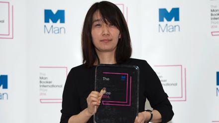 Die südkoreanische Autorin Han Kang mit dem Man-Booker-Preis 2016.