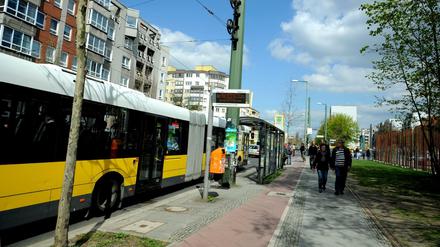 Diesen schmale Radweg müssen Radfahrer benutzen in der Bernauer Straße. Das Foto entstand Ecke Brunnenstraße, unweit des Unfallortes. 