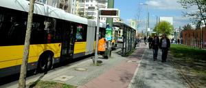 Diesen schmale Radweg müssen Radfahrer benutzen in der Bernauer Straße. Das Foto entstand Ecke Brunnenstraße, unweit des Unfallortes. 