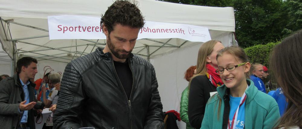 Arne Friedrich beim signieren der Startnummern. Er war das Medaillengesicht des achten Run of Spirit.