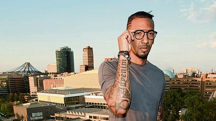 Fußball-Nationalspieler Jérôme Boateng präsentiert seine eigene Brillenkollektion in Berlin.