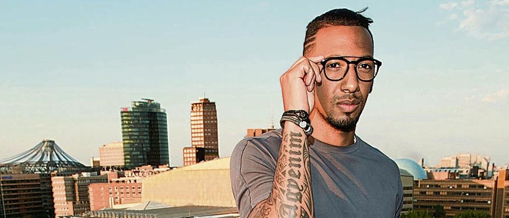 Fußball-Nationalspieler Jérôme Boateng präsentiert seine eigene Brillenkollektion in Berlin.