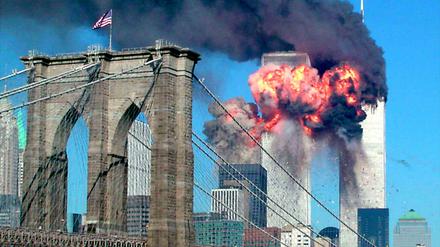 Der zweite Turm des World Trade Center wird am 11. September 2001 in New York von einem entführten Flugzeug getroffen.