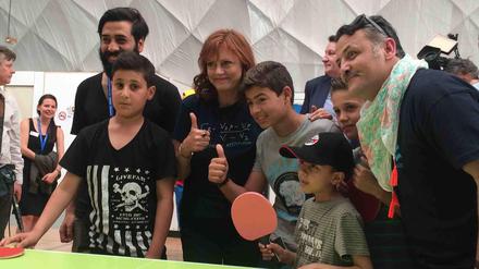 Susan Sarandon mag Tischtennis. Das Equipment hat sie als Spende mitgebracht.