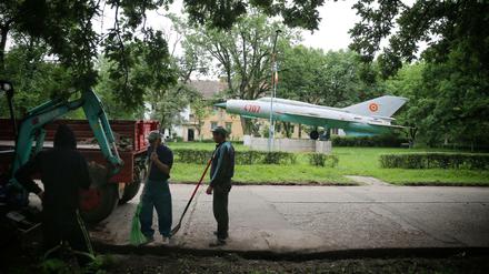 Ein russischer MiG-Kampfjet in Deveselu in Rumänien im Vorgarten der ehemaligen russischen Pilotensiedlung. Hier wird die erste Nato-Raketenabwehrstation eingeweiht.