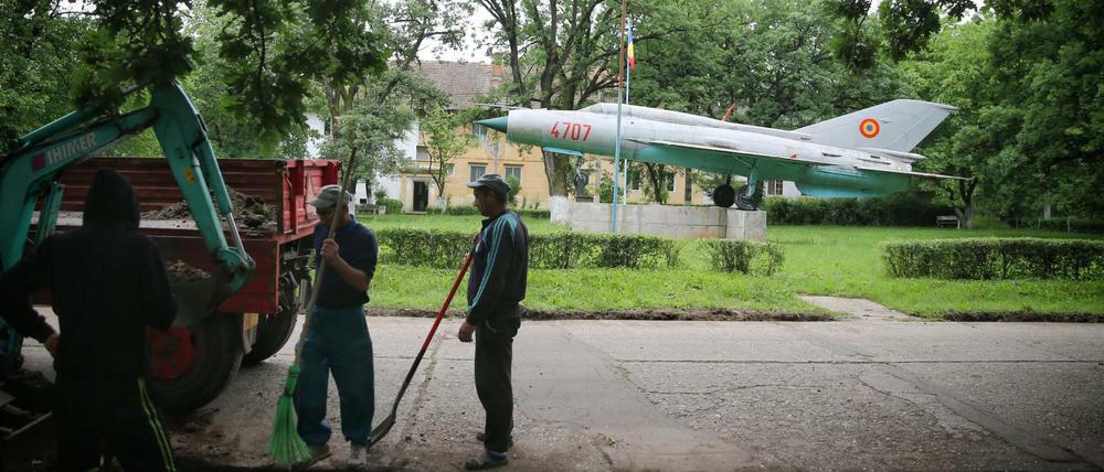 Ein russischer MiG-Kampfjet in Deveselu in Rumänien im Vorgarten der ehemaligen russischen Pilotensiedlung. Hier wird die erste Nato-Raketenabwehrstation eingeweiht.
