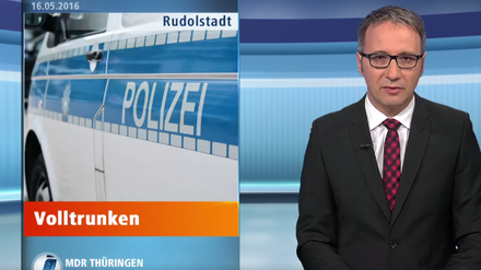Der Moderator Daniel Baumbach muss während einer MDR-Livesendung über eine Polizeimeldung lachen. 