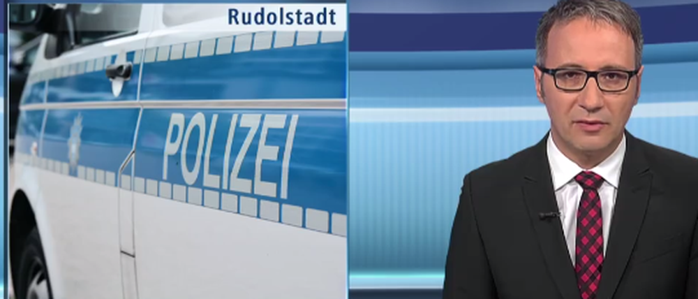 Der Moderator Daniel Baumbach muss während einer MDR-Livesendung über eine Polizeimeldung lachen. 