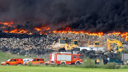 Etwa tausend Menschen wurden wegen eines Feuers auf einer illegalen Müllhalde vorsorglich in Sicherheit gebracht.